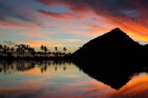 Vista panorâmica do pôr do sol sobre o lago, Indonésia — Fotografia de Stock
