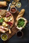 Seleção de queijo italiano com pão e vinho — Fotografia de Stock