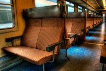 Вид в приміщенні сидінь у порожньому поїзді — стокове фото