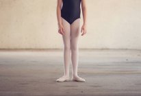 Балерина дівчина стояла в першій позиції — стокове фото
