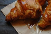 Nahaufnahme von frisch gebackenen Croissants auf Papierfolie — Stockfoto