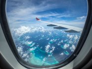 Îles Maldives vues depuis une fenêtre d'avion — Photo de stock