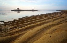 Vista panorámica de los pabellones gemelos, playa de Karang, Sanur, Bali, Indonesia - foto de stock