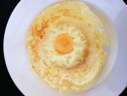 Вид зверху на сніданок з яєчним бункером на білій тарілці — стокове фото