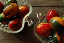 Uova di Pasqua multicolori in ciotole di vetro — Foto stock