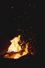 Camp fire at night time, black bacgkround — Stock Photo