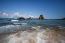 Malerischer Blick auf papuma beach, jember, ostjava, indonesien — Stockfoto