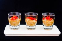 Drei Gläser kalte Gemüsesuppe mit gehackter Chilischote — Stockfoto