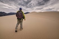 Homem caminhando através de Eureka Sand Dunes, Death Valley National Park, Califórnia, América, EUA — Fotografia de Stock