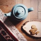 Teekanne und hausgemachte Kekse, häusliches Leben — Stockfoto
