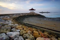Vue panoramique du pavillon sur la plage de Karang, Sanur, Bali, Indonésie — Photo de stock