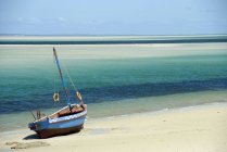 Vista panorámica de dhow en la playa, Inhambane, Mozambique - foto de stock