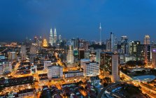 Vista panorámica del horizonte de Kuala Lumpur por la noche, Malasia - foto de stock