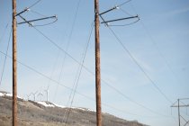 Malerischer Blick auf Windkraftanlagen neben Stromleitungen, Wyoming, Amerika, USA — Stockfoto