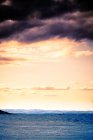 Живописный вид на величественный морской пейзаж и шторм под облачным небом, вертикальное изображение — стоковое фото