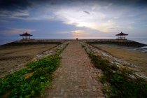 Vista panorâmica de pavilhões gêmeos, praia de Karang, Sanur, Bali, Indonésia — Fotografia de Stock