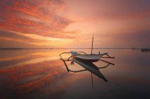Vista panorâmica do barco na praia ao pôr do sol, Sanur, bali, Indonésia — Fotografia de Stock