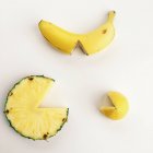 Früchte mit fehlenden Keilschnitten vor weißem Hintergrund — Stockfoto
