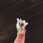 Abgeschnittenes Bild einer weiblichen Hand, die Eis hält — Stockfoto