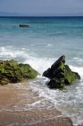 Vista panorámica de las rocas cubiertas de musgo en la playa, Tarifa, Andalucía, España - foto de stock