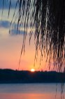 Vue panoramique sur la plage au coucher du soleil rose — Photo de stock