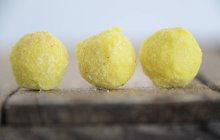 Trois truffes au chocolat blanc de suite — Photo de stock