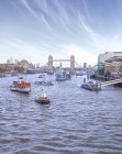 Barche a vela sul Tamigi by HMS Belfast and Tower Bridge, Londra, Inghilterra, Regno Unito — Foto stock