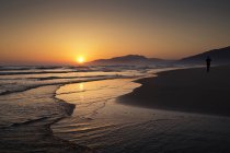 Silhouette eines Läufers bei Sonnenuntergang, los lances Strand, Tarifa, Andalusien, Spanien — Stockfoto