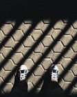 Abgeschnittenes Bild männlicher Füße im Schatten, pov — Stockfoto