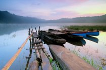 Vista panorámica de los barcos en tamblingan lago, bali, indonesia - foto de stock