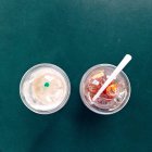 Dois copos de café fresco e chá gelado — Fotografia de Stock