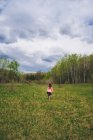 Solitario bambina a piedi nel prato — Foto stock