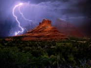 Scenic view of lightning storm over Bell Rock, Arizona, America, USA — Stock Photo