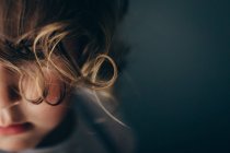 Close-up de menina com rosto de cobertura de cabelo encaracolado — Fotografia de Stock