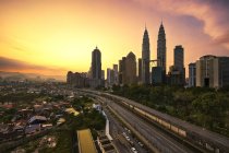 Vista panorámica del horizonte de la ciudad al atardecer, Kuala Lumpur, Malasia - foto de stock
