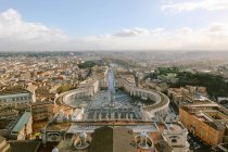 Elevated view of St. Peters Square and horizon over city, Vatican City, Vatican, Rome, Italy — Stock Photo