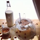 Здоровое домашнее миндальное молоко, крупным планом — стоковое фото