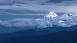 Vue panoramique d'un avion survolant les montagnes de l'Himalaya, au Népal — Photo de stock