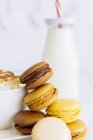 Composition alimentaire de macarons, lait et tasse à café — Photo de stock