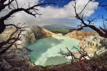 Увлекательный вид на гору Иджен кратер, Восточная Ява, Индонезия — стоковое фото