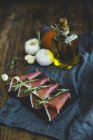 Tranches de délicieuses tapas de jambon ibérique sur table en bois — Photo de stock
