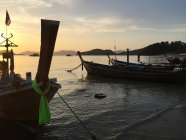 Vista panoramica di barche ormeggiate in spiaggia al tramonto, Phuket, Thailandia — Foto stock