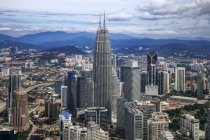 Vista aérea de las Torres Kuala Lumpur y Petronas, Malasia - foto de stock