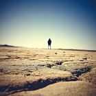 Vista trasera de la persona de pie en El Mirage Dry Lake, Adelanto, California, EE.UU. - foto de stock