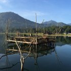 Мальовничий вид на дерев'яні пліт, озеро Tamblingan, Балі, Індонезія — стокове фото