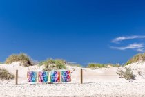 Vista panorâmica de toalhas penduradas na linha de lavagem na praia — Fotografia de Stock