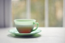 Primo piano vista di tazza di tè contro sfondo sfocato — Foto stock