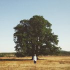 Retrato de un hombre de pie frente a un árbol - foto de stock