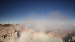 Majestueux cratère d'Ijen dans le brouillard, Java Est, Indonésie — Photo de stock