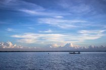 Due persone in barca galleggiante a bel paesaggio marino — Foto stock